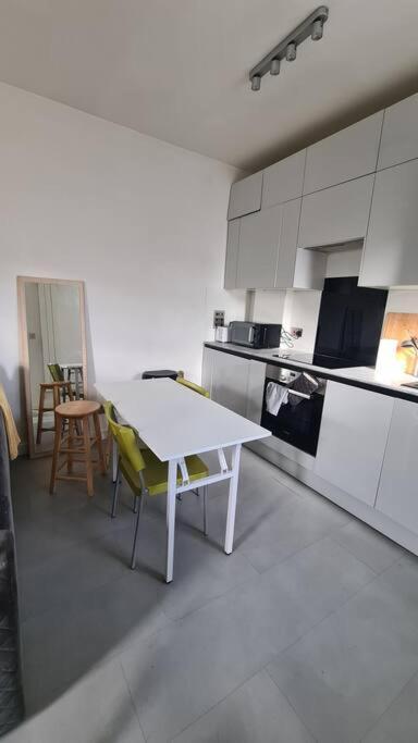 New 3Bed Stylish Apartment With Amazing Transport London Exterior photo